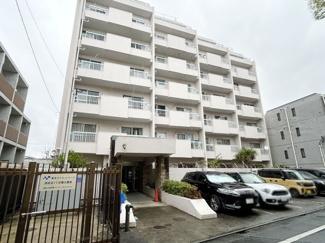 【外観】 | 青空によく映える建物です。手入れの行き届いた外壁やマンション正面エントランスなど、綺麗な姿をぜひ一度、現地にてご覧ください。～即日のご見学可能～　お問合せはお気軽にどうぞ。