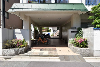 【エントランス】 | お客様を、そして住人を出迎えてくれるマンションのエントランス。ゴミが落ちていないことからも、管理状態の良さや住民の節度の高さが見て取れます。～即日のご見学可能～　お問合せはお気軽にどうぞ。