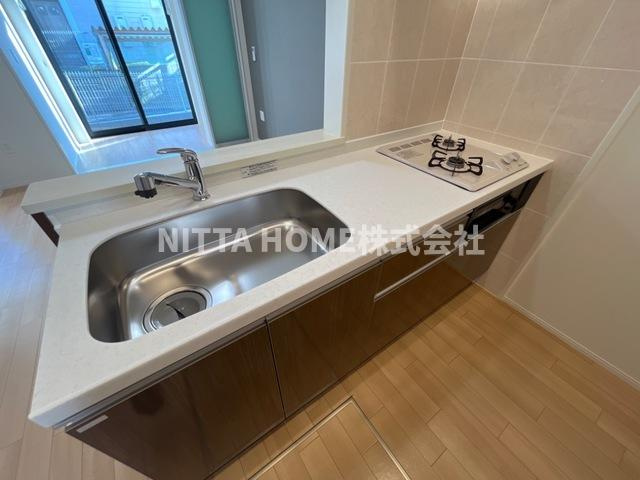 ラ　グリシーヌＡ棟のキッチン|リビングを見渡せるカウンターキッチンです◇