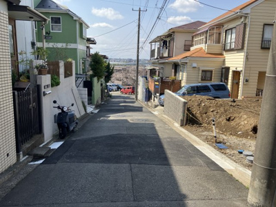 【前面道路含む現地写真】 | 川和町　新築戸建