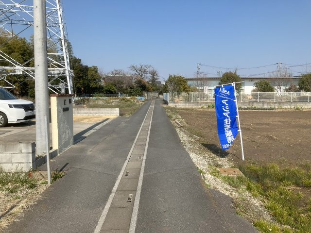 敷地面積98坪　売地　三郷市戸ヶ崎①の前面道路含む現地写真|北西側約3.37ｍ公道に10.55ｍ接道