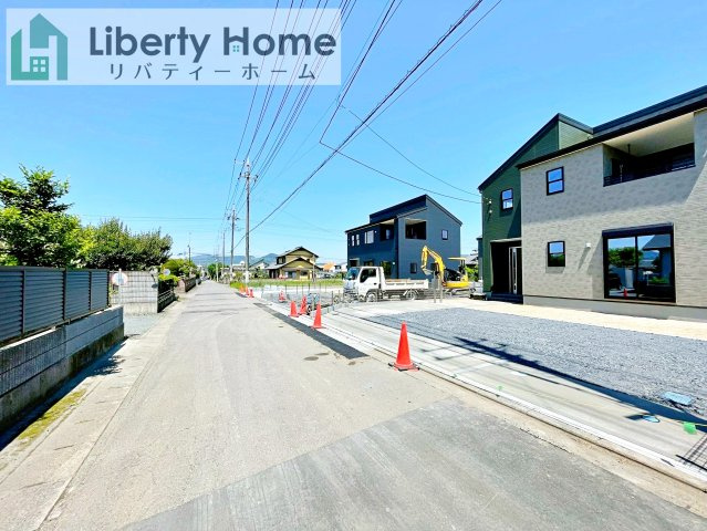 笠間市笠間第10　新築戸建　2号棟の前面道路含む現地写真