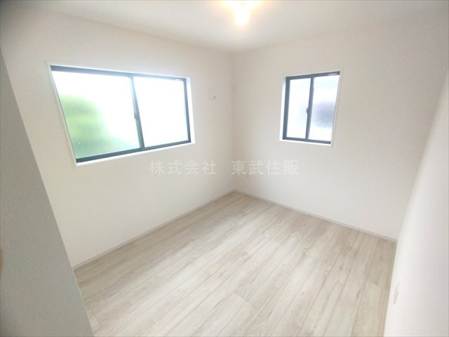 【洋室】 | 川越市宮元町2期　全2棟　1号棟 | 洋室5.2帖北西側、使い勝手のいい洋室です