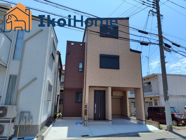 明石市大久保町大窪　新築一戸建のエントランス|●年中無休：当日予約可●　玄関に屋根がありますので、鍵を開けるときも雨に濡れず安心です♪