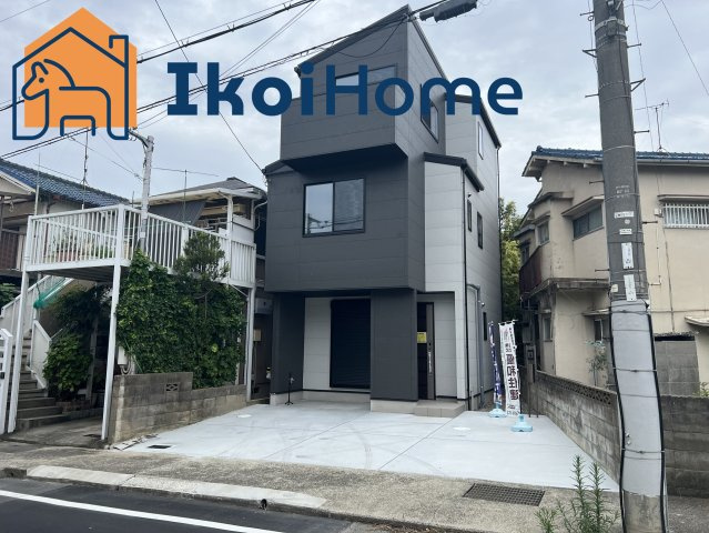 明石市魚住町清水　新築一戸建のエントランス|前面道路は6.5M幅で広々しています。駐車がし易く、車の対面のすれ違いも楽にできます。