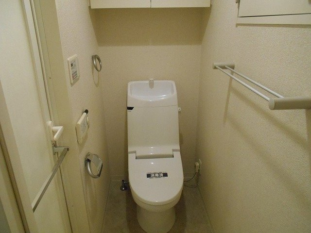 スカイコート茗荷谷壱番館のトイレ|バス・トイレ別　温水洗浄便座　※別室参考写真です。