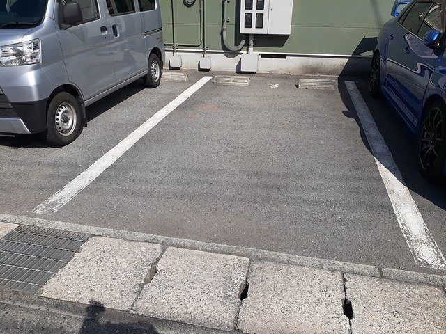 グリーンベルトの駐車場