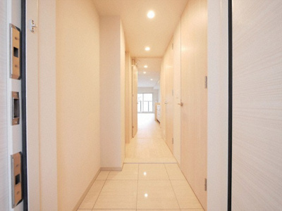 【玄関】 | OPUS RESIDENCE SHINSAIBASHI SOUTH | 明るい玄関です