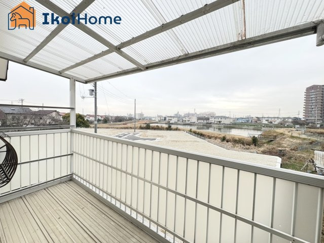 明石市二見町福里　中古一戸建のバルコニー|【ホームページに現地動画掲載中】●年中無休：当日予約可●バルコニーは屋根がついているので安心です。