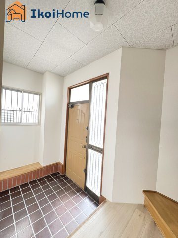 明石市二見町福里　中古一戸建の玄関|【ホームページに現地動画掲載中】●年中無休：当日予約可●玄関には窓もあり明るいです！