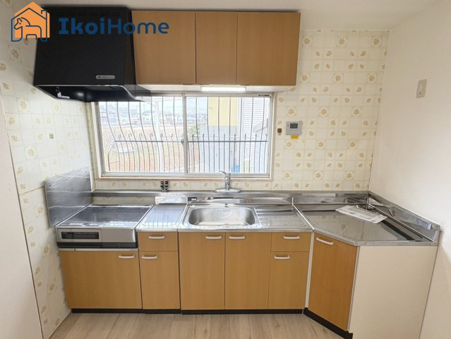 明石市二見町福里　中古一戸建のキッチン|【ホームページに現地動画掲載中】●年中無休：当日予約可●キッチン前には窓がございます！