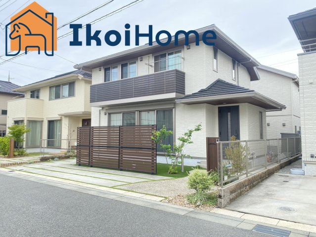 神戸市西区井吹台西町　中古一戸建の駐車場|目隠しがあるお庭はおしゃれで、ガーデニングや周囲の目を気にせずお子様のプール遊ぶなどもできます。