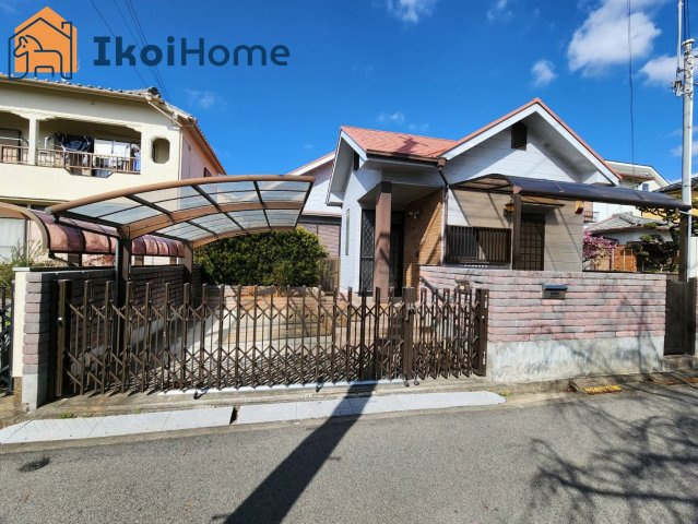 明石市沢野2丁目　中古戸建の駐車場|●年中無休：見学時間9:00～20:00・当日予約可●弊社独自で毎月５組限定の「人気オプション３点パック」をご用意。カーポート・バルコニー・ウッドデッキを１５万円（税別）で取り付け。