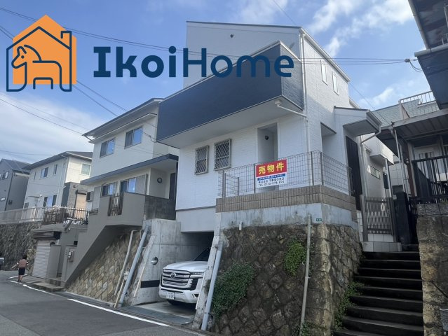 明石市朝霧南町　中古一戸の外観|堀込車庫には1台駐車が可能です。築4年の築浅物件でハウスクリーニング済みです。非常に綺麗です！