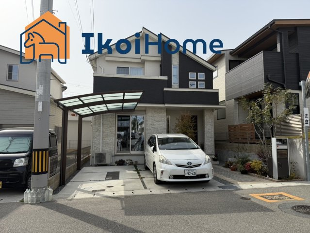 神戸市西区王塚台2丁目　中古戸建の外観|西明石駅徒歩19分！お車並列で3台駐車可能！カーポート1台分付！ファミリークローク他収納も豊富です♪