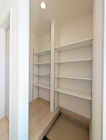 【収納】 | リーブルガーデン.S高崎市第5江木町ー① | ウオークスルータイプのシューズインクローク♪