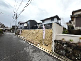 【前面道路含む現地写真】 | はつが野３丁目　売土地 | ライフラインは安定供給の都市ガス採用♪