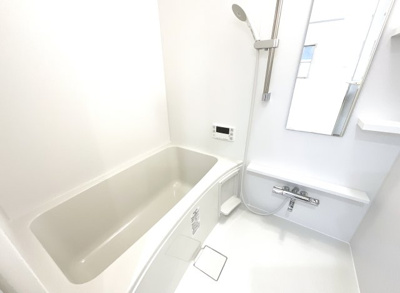 【浴室】 | ペルル伏見桃山Ⅱ | 《追い炊き機能付き》のお風呂で、ご家族の入浴時間がバラバラでもいつも暖かい湯船に浸かれます。