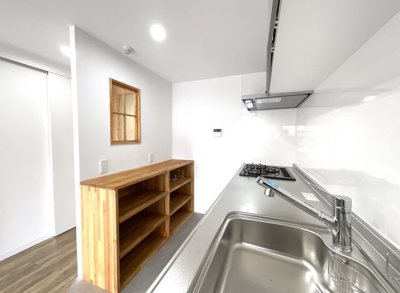 【キッチン】 | ペルル伏見桃山Ⅱ | キッチンスペースには造作の棚、仕切り壁には内窓があり小洒落た空間に。料理を作るテンションも上がりますね。