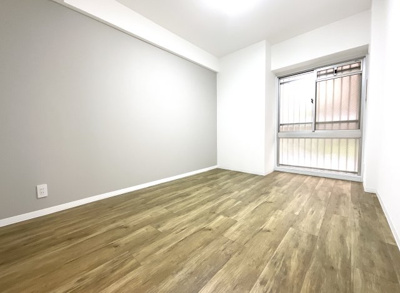 【洋室】 | ペルル伏見桃山Ⅱ | 【洋室約6帖】寝室は2部屋の洋室がございます。アクセントクロスでちょっとお洒落感を。