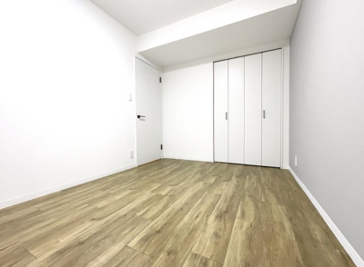 【洋室】 | ペルル伏見桃山Ⅱ | 【洋室約6帖】どちらのお部屋にも収納は完備されています。実際に内覧してみて初めてわかる事がたくさんあります。