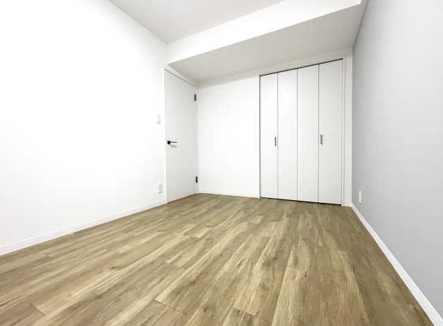 【洋室】 | ペルル伏見桃山Ⅱ | 【洋室約6帖】どちらのお部屋にも収納は完備されています。実際に内覧してみて初めてわかる事がたくさんあります。