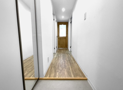 【玄関】 | ペルル伏見桃山Ⅱ | 玄関には姿鏡付きのシューズボックス。お出かけ前の身だしなみチェックはこれでOKです！