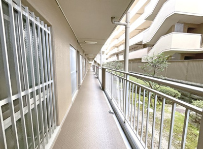 【その他共用部分】 | ペルル伏見桃山Ⅱ | 静かな環境の共有部分です。広い児童公園も徒歩5分に点在しており子育て世代にもおすすめのマンションです。