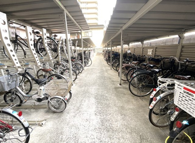 【駐輪場】 | ペルル伏見桃山Ⅱ | 屋根付きの《駐輪スペース》なので雨の日でも安心ですね。