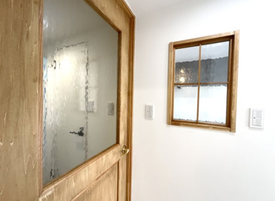 【内装】 | ペルル伏見桃山Ⅱ | 【造作内窓】キッチンスペースの仕切り壁には造作の内窓があり、扉と同じアンティークな材料で、お洒落感あふれる室内に。