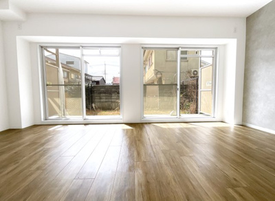 【居間・リビング】 | ペルル伏見桃山Ⅱ | 【リビング掃き出し窓】専用庭側にある掃き出し窓。大きな4枚の窓から明るい陽の光が差し込みます。