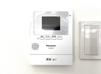 【防犯設備】 | ペルル伏見桃山Ⅱ | 【TVモニター付きインターホン】玄関ドアを開けずに来客が確認出来て、お子様が一人でお留守番の時でも安心です。