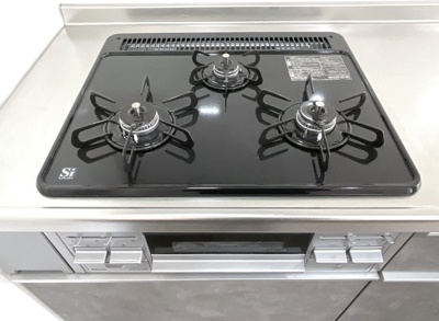 【キッチン】 | ペルル伏見桃山Ⅱ | 【ガスコンロ】3口のガスコンロとグリルは、料理を同時進行でサクサクこなせちゃいます。