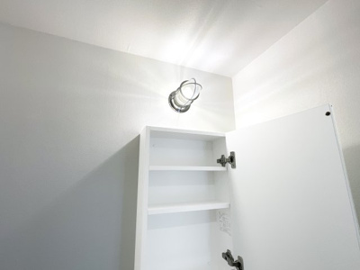 【洗面所】 | ペルル伏見桃山Ⅱ | 【船舶照明】洗面化粧台は造作風の洗面台でお洒落。照明も《船舶照明》でヴィンテージ感のある雰囲気。