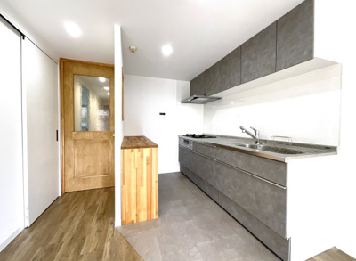 【キッチン】 | ペルル伏見桃山Ⅱ | システムキッチンは新調しています。キッチンスペースのフロア部分が切替えになっていてお洒落ですよね。