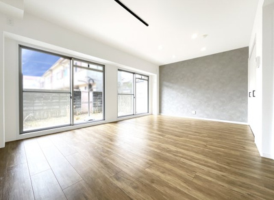 【居間・リビング】 | ペルル伏見桃山Ⅱ | 約17.4帖の広々としたLDKには《4枚の掃き出し窓》があり、外には専用庭が見えています。