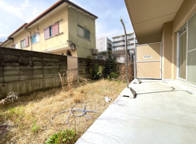 【庭】 | ペルル伏見桃山Ⅱ | 1階層ならではの特別スペースは《ガーデニング》や《お子様の遊び場》として利用ができますね。暑い夏にはプールも楽しめます。