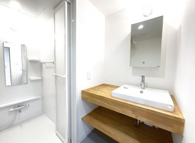 【独立洗面台】 | ペルル伏見桃山Ⅱ | 洗面台は造作風のお洒落なタイプ。鏡の裏側は収納になっています。洗面脱衣所には洗濯機置場もあります。