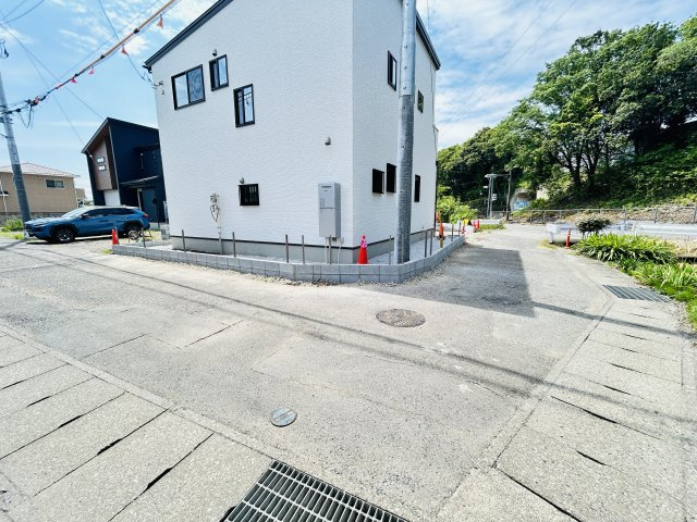 新築　高崎市日高町　1号棟の前面道路含む現地写真|現地写真　西側接道幅員約4.2ｍ　北側接道幅員約4.3ｍ