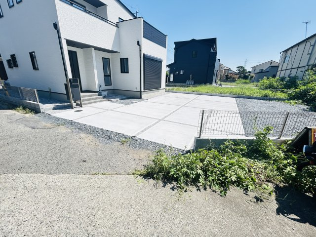 新築　高崎市日高町　1号棟の駐車場|現地写真　駐車スペースは建物南側に並列2台分可能です！