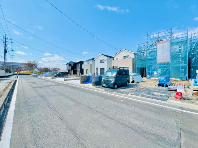 玉村町福島の前面道路含む現地写真|前面道路広々で、駐車が苦手な方にもおススメ♪