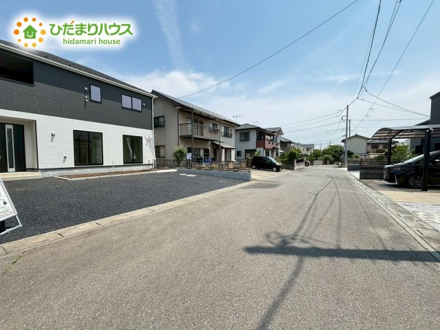 本庄市児玉町児玉南　第4　新築一戸建て　クレイドルガーデン　01の前面道路含む現地写真|南側の道路は幅員6m。駐車の苦手な方も楽々です。