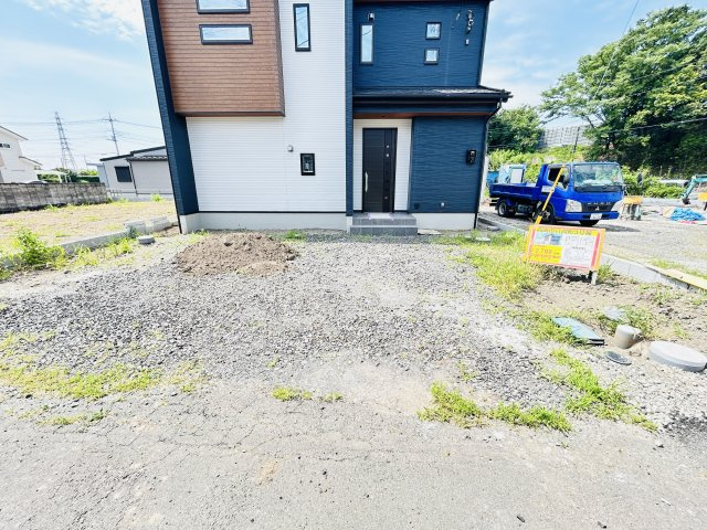 新築　高崎市日高町　3号棟の駐車場|現地写真　駐車スペースは建物北側に並列3台分可能です！