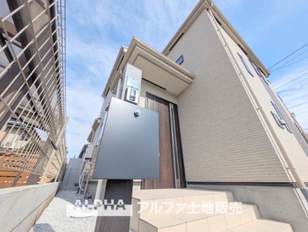 日野市西平山5丁目　新築戸建の外観|【outward appearance】
◆時を忘れる場所◆みんなが集い、食事と楽しい会話が始まる。話に夢中になり、ついつい時を忘れ夜半過ぎになってしまう。そんな束の間の幸せを感じさせてくれる場所。