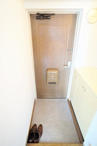 エミュールマンションの玄関|ゆったりとしたリビングです※写真は別タイプのお部屋です。