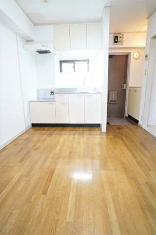 エミュールマンションの居間・リビング|※写真は別タイプのお部屋です。