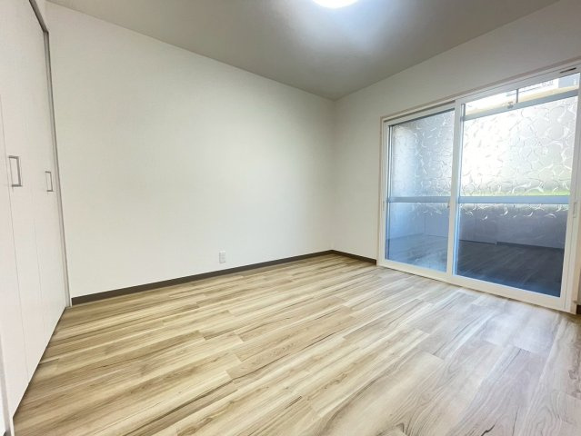 南円明寺ヶ丘団地15棟の洋室|洋室5.5帖
子供部屋として最適の広さの洋室です！北側バルコニーへ出られます♪