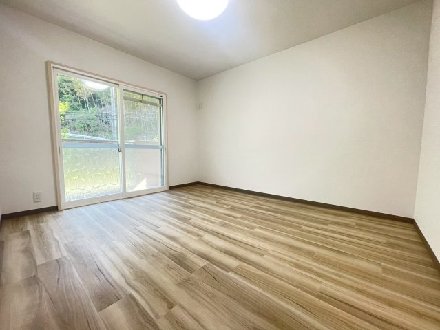 南円明寺ヶ丘団地15棟の洋室|洋室7帖
リビングへと繋がる南側の洋室です！南からの採光のある明るいお部屋(^^)/