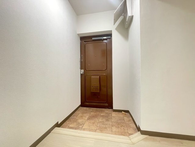南円明寺ヶ丘団地15棟の玄関|こだわりを感じる、玄関扉に併せた色合いのクッションフロアとなっております♪