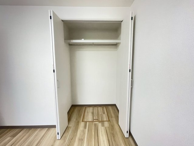 南円明寺ヶ丘団地15棟の収納|各部屋クローゼットの収納がありますので、お片付けも安心です(^^)/
